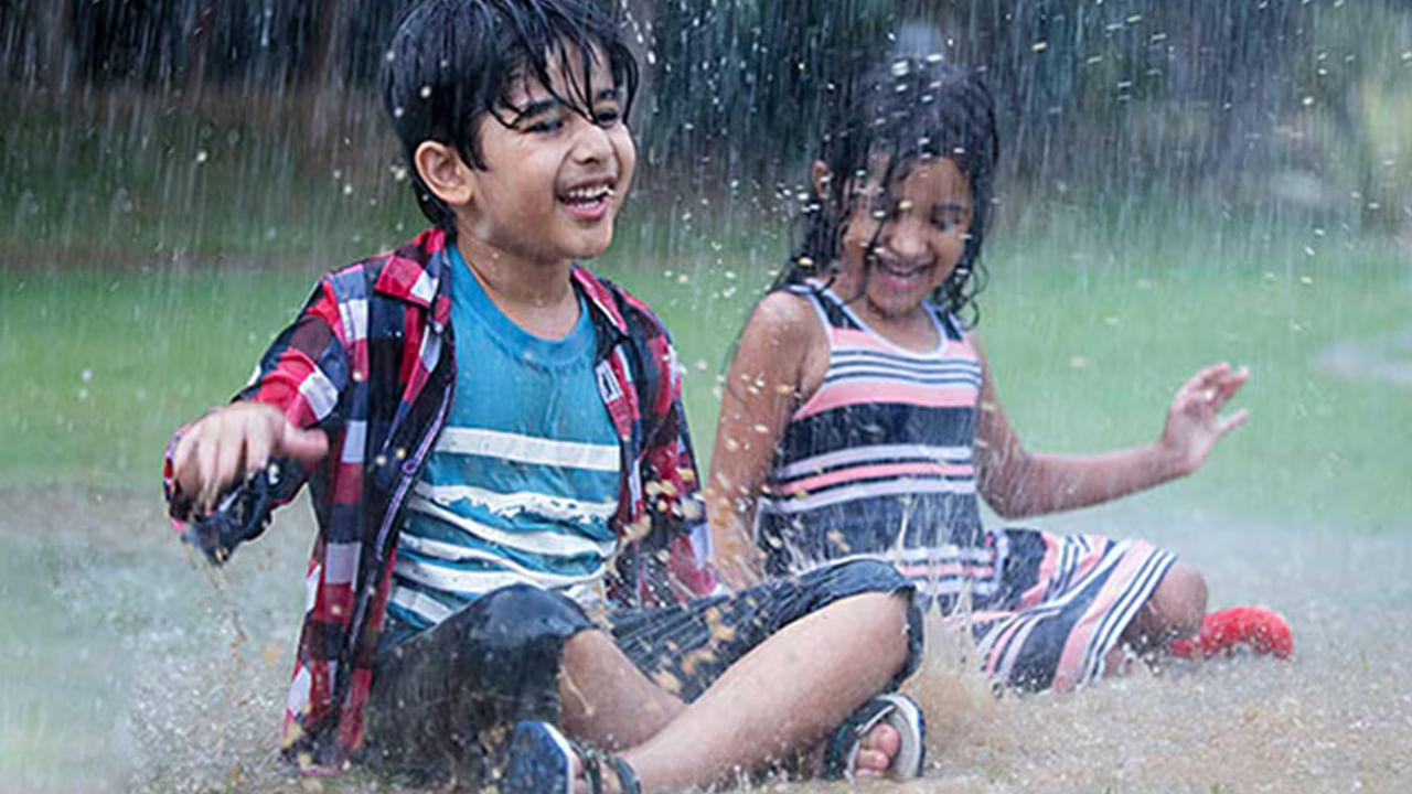 వర్షాకాలంలో పిల్లల పరిశుభ్రతపై తల్లిదండ్రులు చాలా శ్రద్ధతీసుకోవాలంట. ఎందుకంటే వారు ఎక్కువగా బయట, బురదలో ఆడుకుంటుంటారు. కాబట్టి పిల్లల కాళ్లు, చేతులు పదే పదే నీటుగా కడగాలి. ఇది వారిని అనారోగ్య సమస్యల నుంచి కాపాడుతుంది. అదే విధంగా ఈ సీజన్‌లో పిల్లలకు అస్సలే చల్లటి ఆహారం ఇవ్వకూడదు, పోకమైన వేడి వేడి ఆహారాన్నే పెట్టాలి. అలాగే తాజాగా కూరగాయలు, పండ్లు, పప్పుధాన్యాలు పెట్టడం ఆరోగ్యానికి మరింత మంచిది.