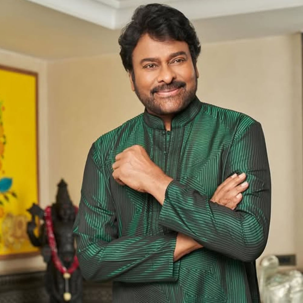 గతంలో చిరంజీవి నటించిన సైరా నరసింహారెడ్డి సినిమాలో చిరంజీవికి భార్యగా నటించింది. అలాగే గాడ్ ఫాదర్ సినిమాలో చిరుకు చెల్లిగా కనిపించింది నయన్. ఇక ఇప్పుడు అనిల్ రావిపూడి సినిమాలో మరోసారి చిరుతో జత కడుతుంది. అలాగే కొన్ని రోజులుగా సోషల్ మీడియాలో చాలా యాక్టివ్ గా ఉంటుంది. 