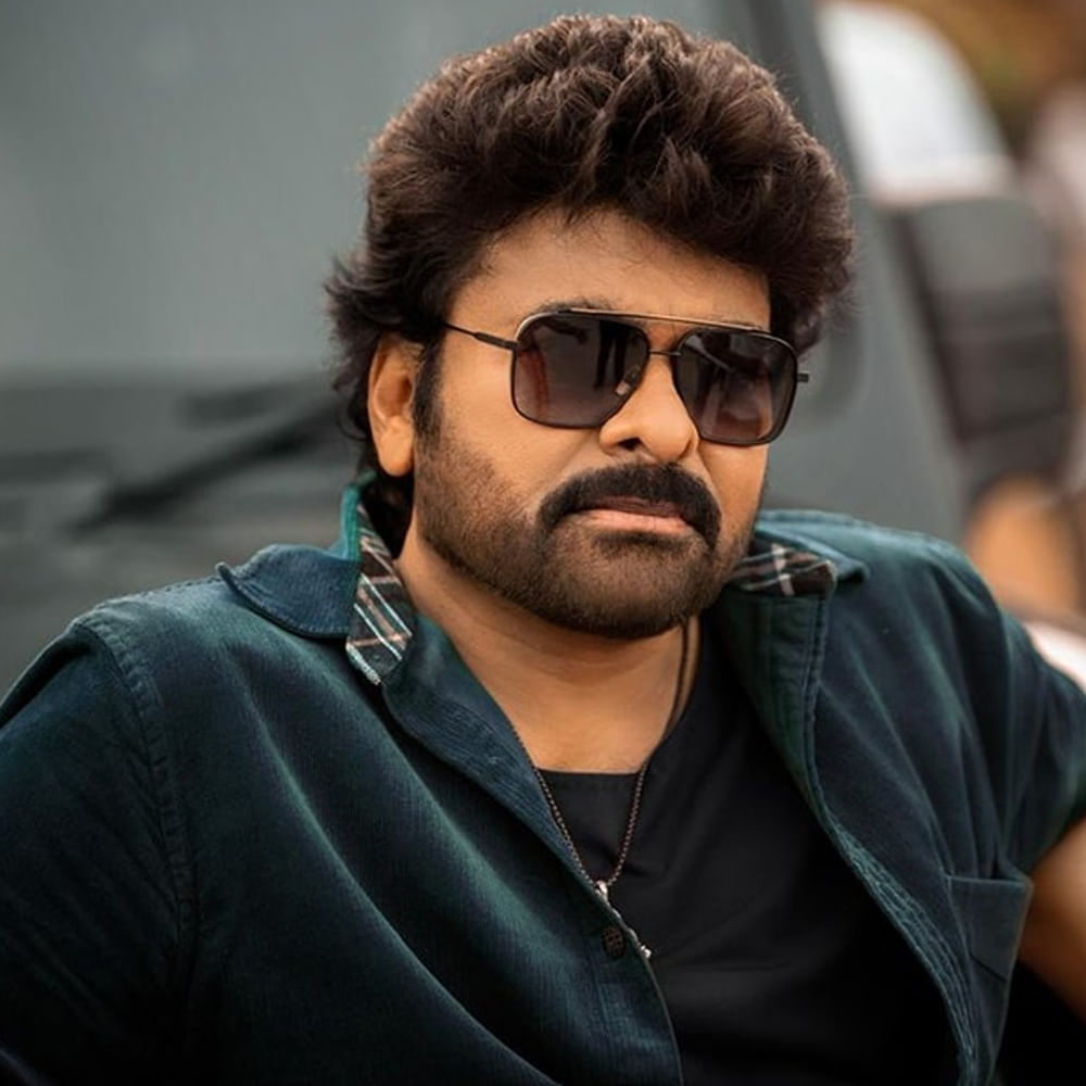 ప్రస్తుతం చిరు చేతినిండా సినిమాలతో బిజీగా ఉంటున్నారు. అలాగే అటు సోషల్ మీడియాలోనూ న్యూలుక్స్ తో అభిమానులకు సర్ ప్రైజ్ ఇస్తున్నారు. 60 ఏళ్ల వయసులోనూ కుర్ర హీరోలకు గట్టిపోటీనిస్తున్నారు. అలాగే నిత్యం కఠిన వర్కవుట్స్ చేస్తూ ఫిట్నెస్ విషయంలోనూ షాకిస్తున్నారు చిరు. 