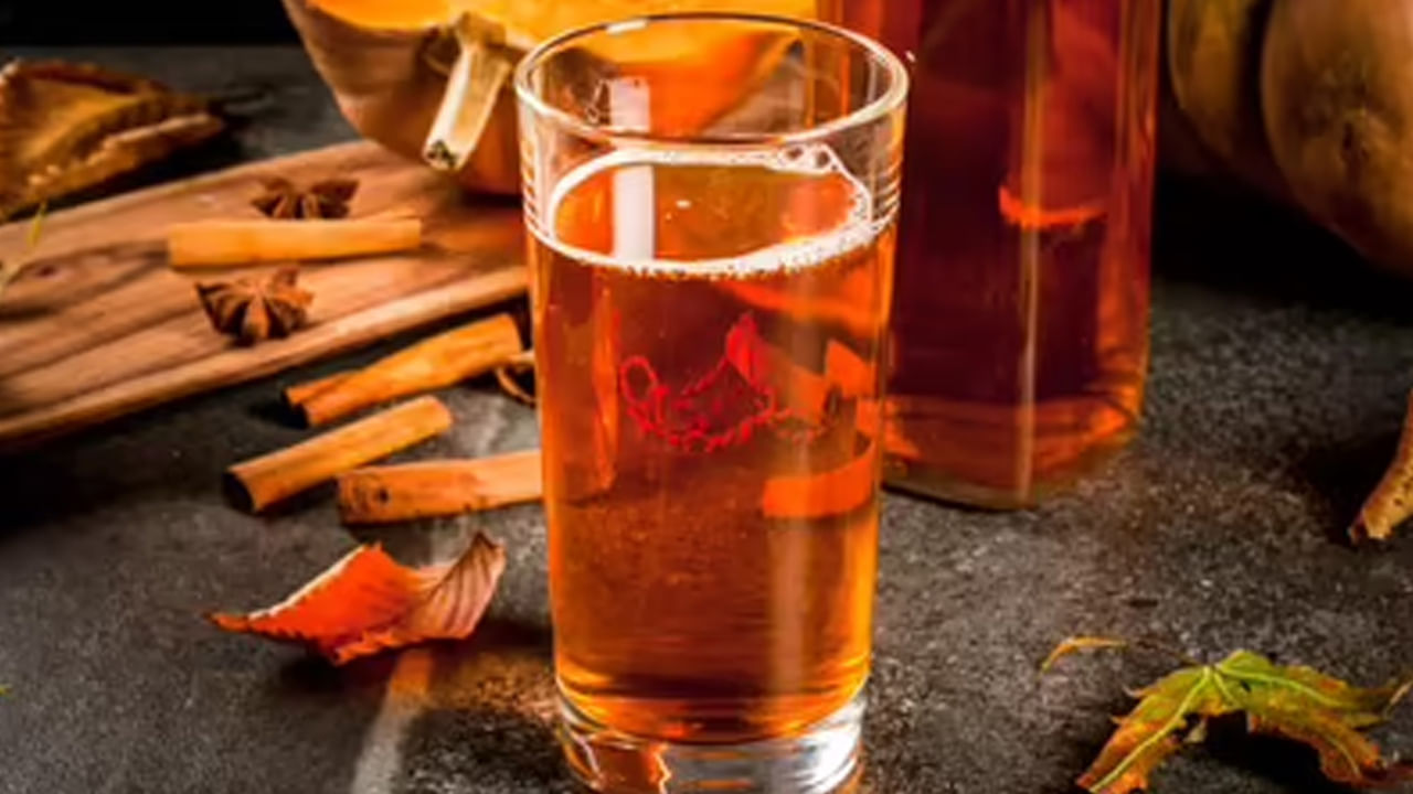 దాల్చిన చెక్కలో ఉండే యాంటీ ఆక్సిడెంట్లు, యాంటీ ఇన్ఫ్లమేటరీ లక్షణాలు శరీరానికి రక్షణగా పనిచేస్తాయి. దాల్చిన చెక్క ఇన్సులిన్ సెన్సిటివిటీని పెంచి, రక్తంలో చక్కెర స్థాయిలను తగ్గిస్తుందని నిపుణులు చెబుతున్నారు. ఇది ముఖ్యంగా మధుమేహం బాధితులకు మంచిదని చెబుతున్నారు.