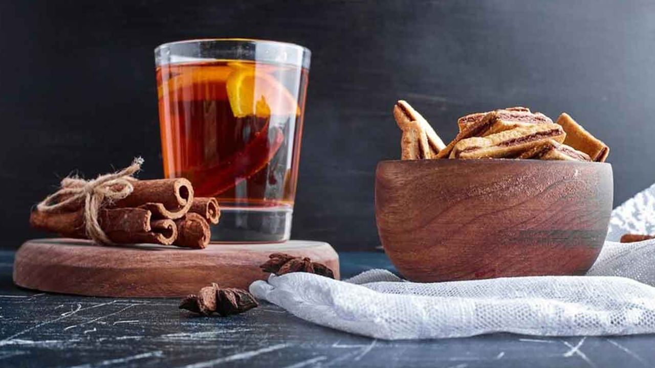 దాల్చిన చెక్క నీరు, జీర్ణ సమస్యలను తగ్గిస్తుంది. జీర్ణక్రియను మెరుగుపరుస్తుంది. జీవక్రియను వేగవంతం చేసి కొవ్వు కాల్చడానికి సహాయపడుతుంది. దాల్చిన చెక్కలో ఉండే యాంటీ ఆక్సిడెంట్లు, గుండె సంబంధిత వ్యాధుల ప్రమాదాన్ని తగ్గిస్తాయి. దాల్చిన చెక్కలోని యాంటీ ఇన్ఫ్లమేటరీ లక్షణాలు, శరీరంలోని వాపును తగ్గిస్తాయి.