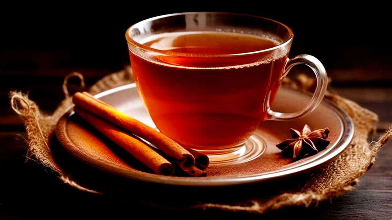 దాల్చిన చెక్క మెదడు పనితీరును మెరుగుపరుస్తుందని పరిశోధకులు చెబుతున్నారు. ఇది అభిజ్ఞా పనితీరు, జ్ఞాపకశక్తి, శ్రద్ధను మెరుగుపరుస్తుంది. అల్జీమర్స్ వ్యాధి వంటి వ్యాధుల ప్రమాదాన్ని దరి చేరకుండా చేస్తుంది. కణాలను దెబ్బతినకుండా రక్షిస్తుంది. ఉదయం లేవగానే ఒక గ్లాసు వెచ్చటి దాల్చిన చెక్క నీరు తాగడం వల్ల జీర్ణక్రియ మెరుగుపడుతుంది. జీవక్రియ రేటు పెరుగుతుంది. ఇది బరువు తగ్గడానికి సహాయపడుతుంది.