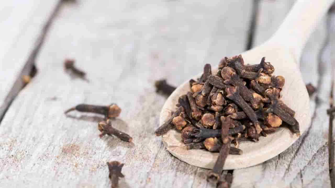 Cloves Health Benefits: పాలలో లవంగాల పొడి కలిపి తాగితే ఎన్ని లాభాలో తెలుసా..?
