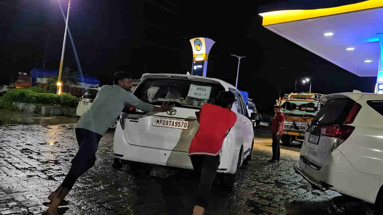 CM Convoy: రోడ్డుపై ఒక్కసారిగా ఆగిపోయిన సీఎం కాన్వాయ్లోని 19 కార్లు.. ఏమైందని చూడగా..