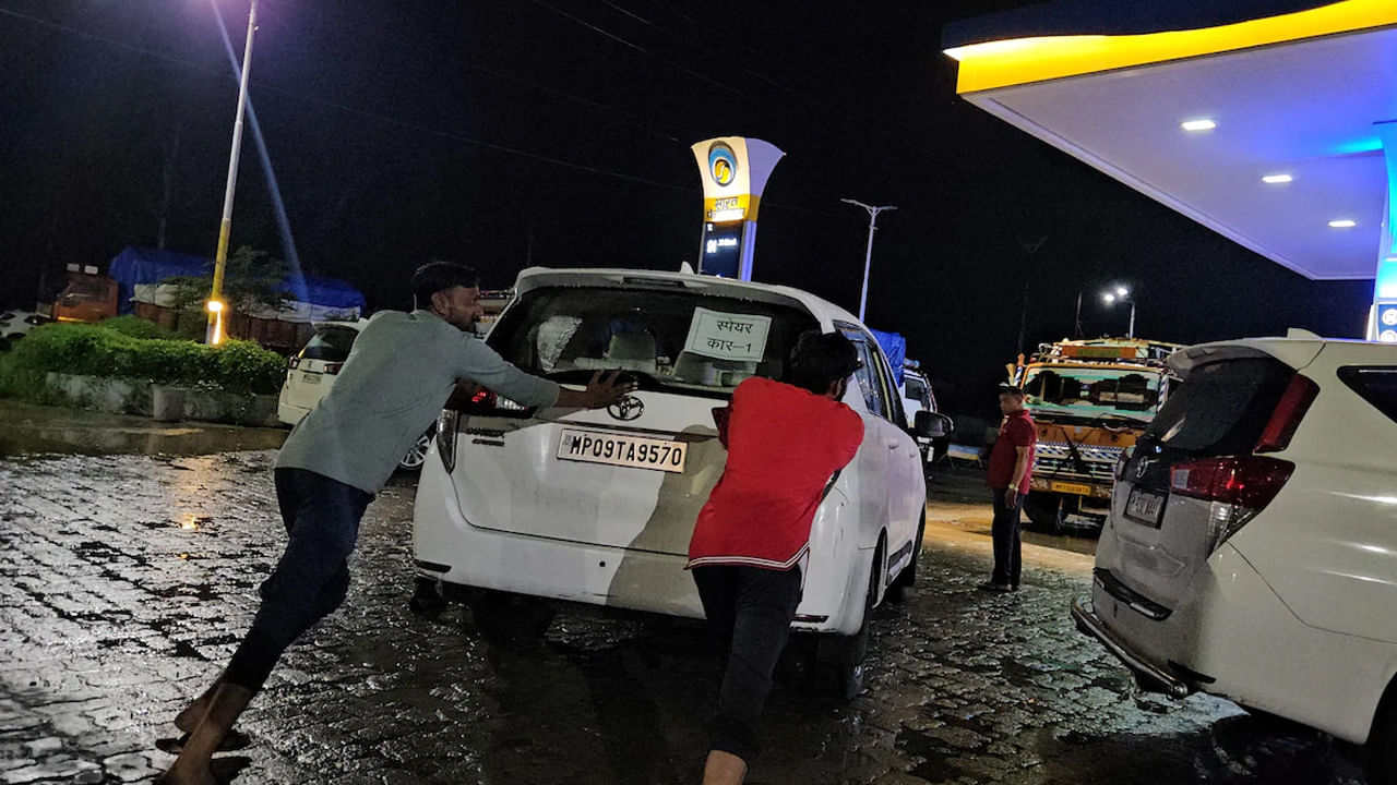 CM Convoy: రోడ్డుపై ఒక్కసారిగా ఆగిపోయిన సీఎం కాన్వాయ్‌లోని 19 కార్లు.. ఏమైందని చూడగా..