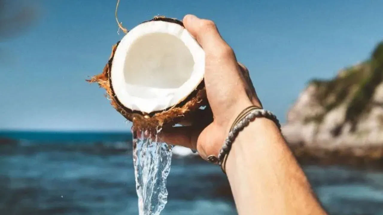 కొబ్బరి నీళ్లు శరీరంలో నీటి కొరతను తొలగిస్తాయి. మూత్రాన్ని పలుచన చేస్తాయి. ఇది మూత్రపిండాల్లో రాళ్లు ఏర్పడే అవకాశాలను తగ్గిస్తుంది. ఇది కాల్షియం, ఆక్సలేట్, ఇతర ఖనిజాలను సమతుల్యం చేస్తుంది. మూత్రపిండాల్లో రాళ్లు ఏర్పడే ప్రమాదం ఉన్నవారికి కొబ్బరి నీళ్లు తాగడం ప్రయోజనకరంగా ఉంటుంది.