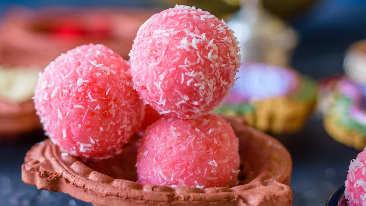 ముందుగా, ఒక పెద్ద గిన్నెలో, ఎండిన కొబ్బరి తురుము, కండెన్స్‌డ్ మిల్క్, రోజ్ సిరప్, యాలకుల పొడిని కలపండి.ఇప్పుడు ఆ మిశ్రమాన్ని కొద్దిగా కలిపి రెండు చేతులకు నెయ్యి రాసుకుని అరచేతి సహాయంతో గుండ్రని లడ్డు ఆకారాన్ని తీసుకోవాలి.