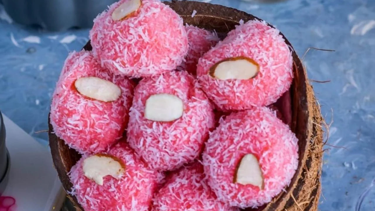 ఇప్పుడు ఒక ప్లేట్‌లో ఎండు కొబ్బరిని తీసుకుని అందులో కొన్ని గులాబీ రేకులను కాలిఫై ఒక్కొక్క లడ్డు తీసుకుని లైట్ గా అప్లై చెయ్యండి. ఇదే రోజ్ కొబ్బరి లడ్డు. ఈ కొబ్బరికాయలో ఎలాంటి అనారోగ్యకరమైన రంగులు వాడి తింటే రుచిగా ఉండదు. అందుకే ఈ నాడు ఆరోగ్యంగా ఉందనడంలో సందేహం లేదు.