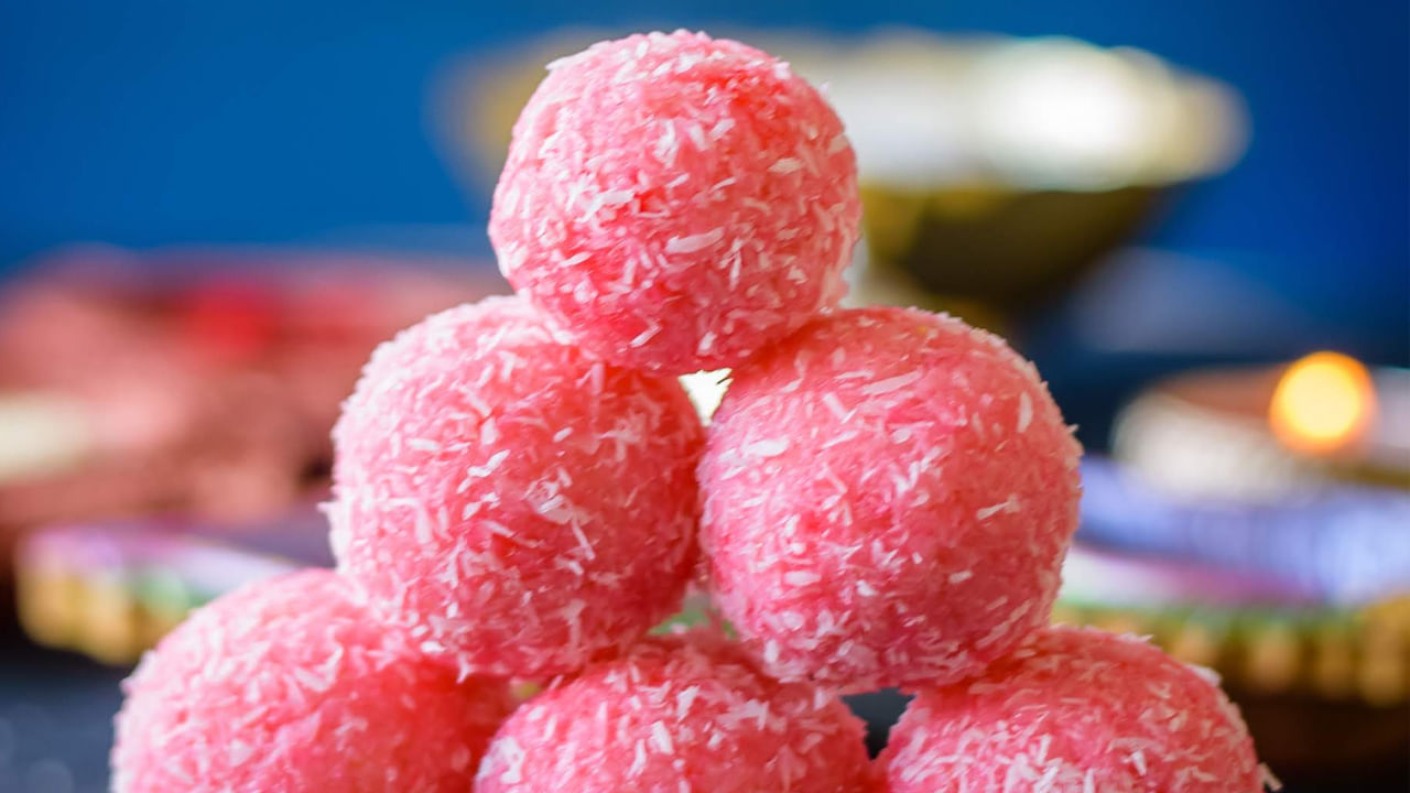 మీ ఇంట్లో ఈ రోజ్ కొబ్బరి లడ్డు కోసం కావలసిన పదార్దాలు ఏంటో ముందు చూద్దాం. దీని కోసం ఎండిన కొబ్బరి తురుము, కండెన్సడ్ పాలు, రోజ్ సిరప్ (బయట షాపుల్లో దొరుకుతుంది), యాలకుల పొడి, నెయ్యి, పంచదార లేదా కొబ్బరి పంచదార.  