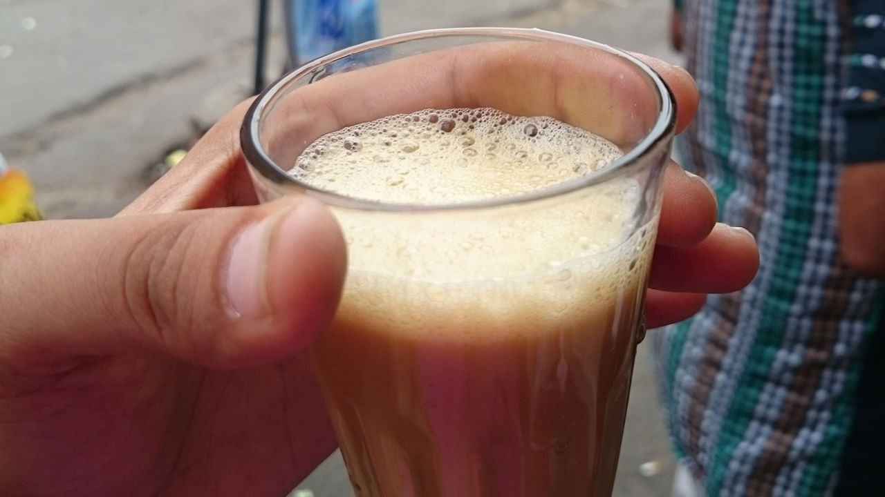 ఆంధ్రప్రదేశ్లోని అరకులో కాఫీ ఒక్కసారైన తాగాలి. రియల్ కాఫీ టేస్ట్ కోసం దీన్ని ప్రయత్నించండి. దీని రుచిని చూస్తే అస్సలు వదిలిపెట్టారు. దీని కోసం అక్కడ ఉన్న తోటల నుంచి స్వీకరించిన కాఫీ గింజలను పొడి వాడుతారు. ఈ కాఫీ పొడిలో కెమికల్స్ ఉండవు.