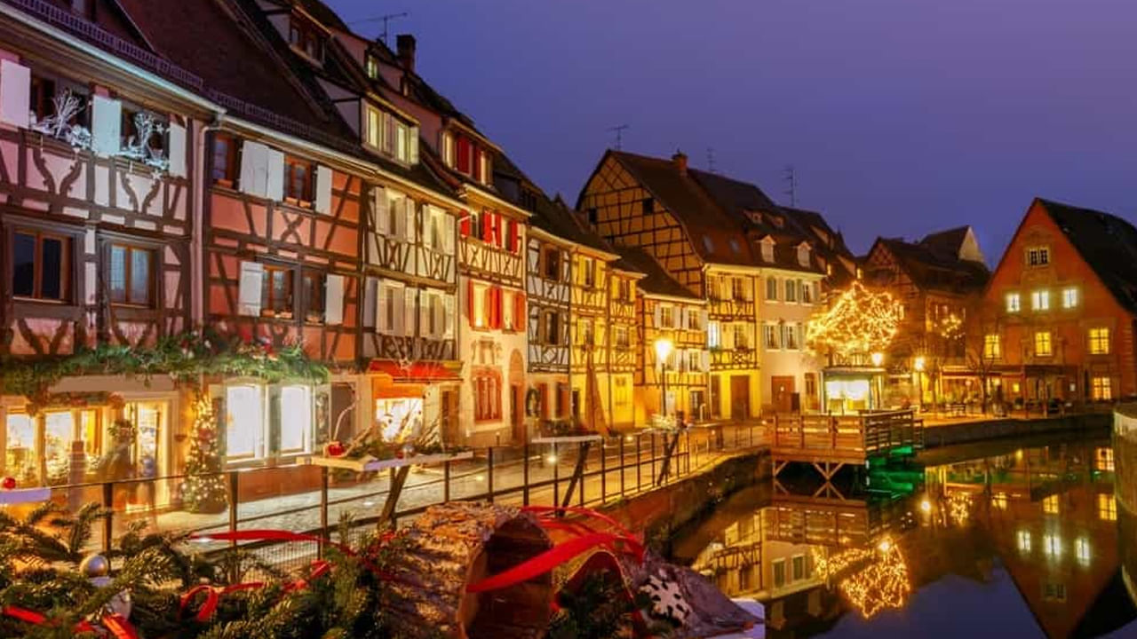 కోల్మార్, ఫ్రాన్స్: గులకరాళ్ళ దారులు, రంగురంగుల కలప ఇళ్ళు, పూలతో నిండిన కాలువలు, మెరుస్తున్న లాంతర్లతో, కోల్మార్ ఒక పెయింటింగ్‌లోకి అడుగుపెట్టినట్లు అనిపిస్తుంది. ముఖ్యంగా మృదువైన రాత్రిపూట లైట్ల కింద మంత్రముగ్ధులను చేస్తుంది.