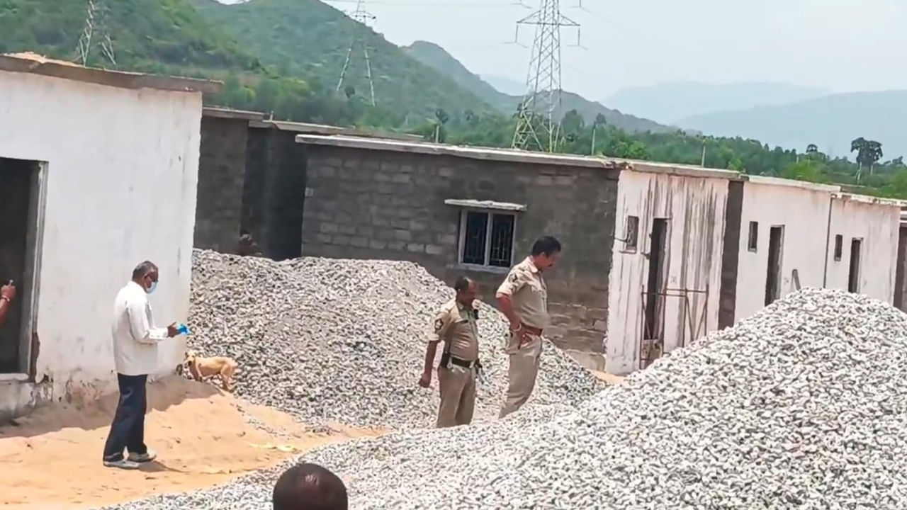 Vizag: ఆ కాంక్రీట్ కుప్ప నుంచి దుర్వాసన.. ఏంటా అని కదిలించి చూడగా..
