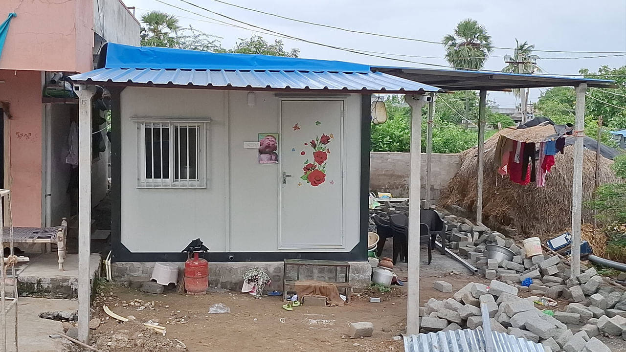  ఖమ్మం జిల్లా కొనిజర్లలోని చింతల సతీష్ తనకున్న చిన్న స్థలంలో కంటైనర్ ఇల్లు నిర్మించి స్థానికులను ఆకర్షిస్తున్నాడు. సుమారు 300 చదరపు అడుగుల స్థలంలో బేస్‌మెంట్ నిర్మించి, దానిపై ప్రీ-ఫ్యాబ్రికేట్ కంటైనర్ ఇల్లు ఫిట్ చేయించారు. 