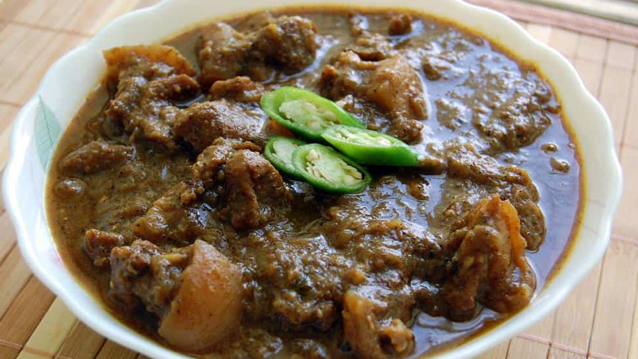 కూర్గ్ పాండి కర్రీ అనేది కర్నాటక సంప్రదాయ పద్ధతిలో పంది మాంసంతో చేసిన కూర. పంది మాంసం ఇష్టపడేవారు కర్ణాటకలోని దిన్ని మిస్ అవకుండా తినండి. కర్ణాటక-శైలి మసాలాలు, సుగంధాలు ఉపయోగించి చేస్తారు.