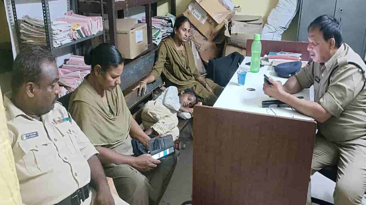 Andhra: అయ్యో.. ఎంత కష్టమొచ్చిందో ఆ తల్లికి.. కొడుకును బయటకు నెట్టి.. కూతురితో కలిసి..