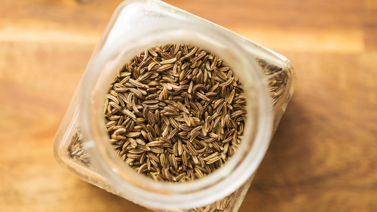 చూడటానికి చాలా చిన్నగా ఉండే ఈ జీలకర్రలో విటమిన్ బీ6, రిబోప్లావిన్, నియాసిన్, వంటి ఖనిజాలు, మంచి పోషకాలు పుష్కలంగా ఉంటాయంట. అందువలన దీనిని తీసుకోవడం వల ఇది జ్ఞాపకశక్తి పెంచడమే కాకుండా, మెదడు చురుకుగా పని చేసేలా చేస్తుందంట. చాలా యాక్టివ్ గా ఉండేలా చేస్తుందంట.