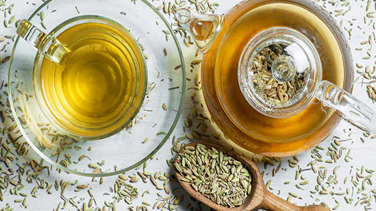 భోజనం తర్వాత సోంపు తినే అలవాటు జీర్ణక్రియను మెరుగుపడుతుంది. అదే విధంగా రాత్రంతా నానబెట్టిన సోంపు నీటిని ఉదయాన్నే ఖాళీ కడుపుతో తాగినా ఎన్నో ప్రయోజనాలు ఉంటాయట. సోంపు నీళ్లు తాగడం వల్ల జీర్ణక్రియను మెరుగుపరచడంతోపాటు నోటి దుర్వాసన తగ్గుతుంది. బరువు తగ్గడంలో సహాయపడతాయి. కొలెస్ట్రాల్ స్థాయిలను తగ్గించడంలో కూడా సహాయపడుతుంది. 