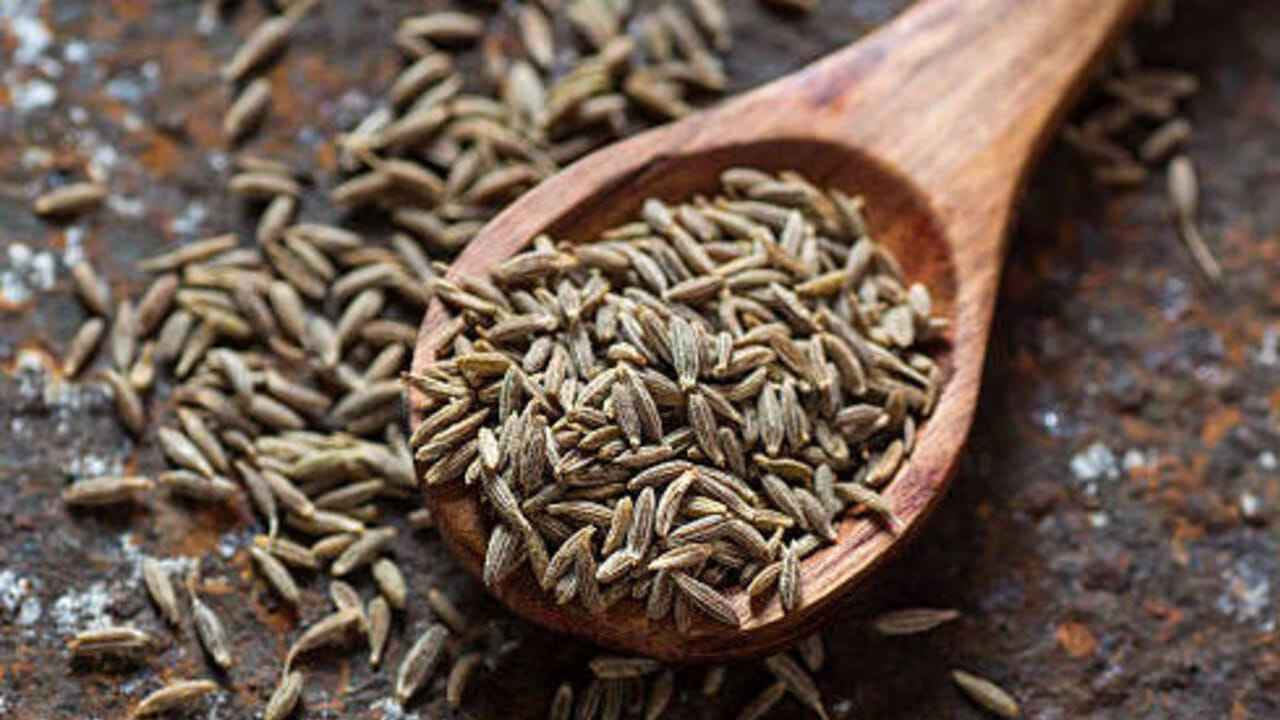 మనం ప్రతి రోజూ వంటల్లో వాడే జీలకర్రలో బోలెడు ఔషధ గుణాలు ఉన్నాయంట. ప్రతి రోజూ దీనిని మనం మన డైట్ లో చేర్చుకోవడం వలన అనేక రకాల వ్యాధుల నుంచి బయటపడతాం అనడంలో సందేహం లేదు అంటున్నారు వైద్య నిపుణులు ఎందుకంటే జీలకర్రలో యాంటీ ఆక్సిడెంట్స్, యాంటీ ఇన్ప్లమెంటరీ లక్షణాలు పుష్కలంగా ఉంటాయంట. ఇవి రోగనిరోధక శక్తిని పెంచడమే కాకుండా శరీరానికి తక్షణ శక్తిని అందించి ఎప్పుడూ యాక్టివ్ గా ఉండేలా చేస్తుందంట.