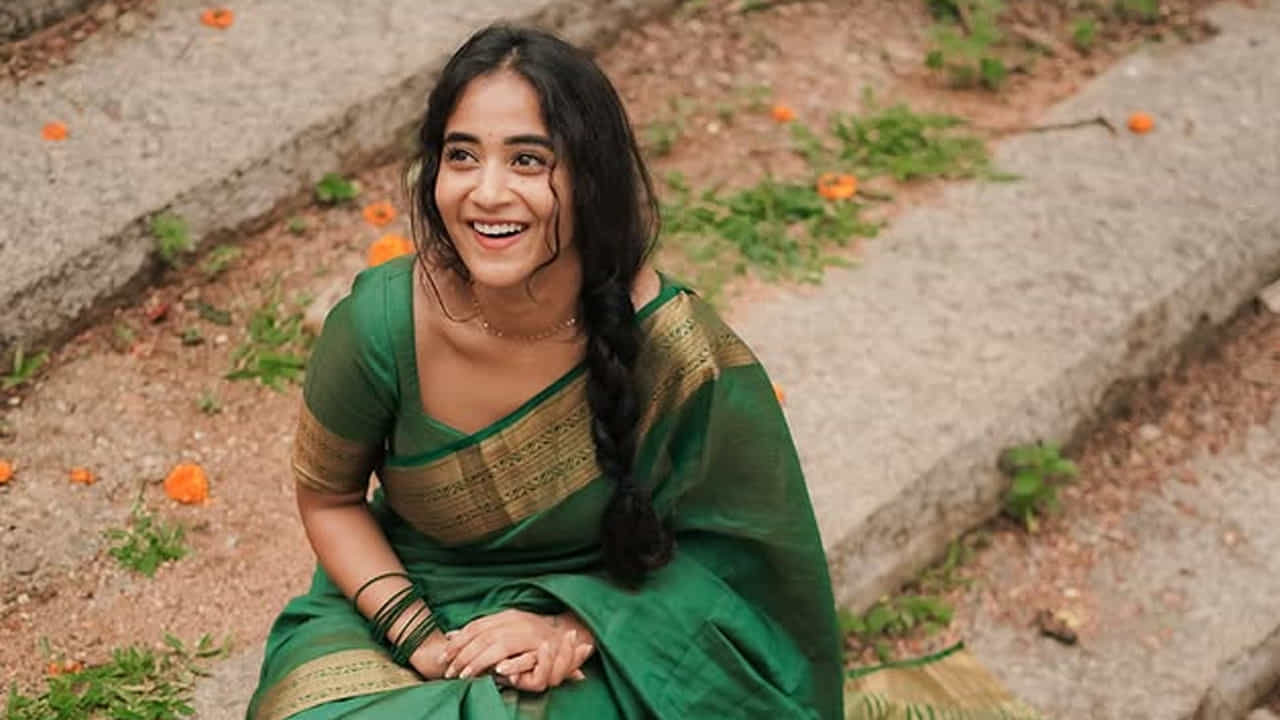 2018లో నిఖిల్ హీరోగా నటించిన కిర్రాక్ పార్టీ అనే చిత్రంలో హీరోయిన్ ఫ్రెండ్ పాత్రలో కనిపించింది ఈ భామ. పాన్ ఇండియా స్టార్స్ ప్రభాస్, రామ్ చరణ్ లకి ఈమె వీర అభిమానని ఓ పాత ఇంటర్వ్యూలో చెప్పింది ఈ ముద్దుగుమ్మ.