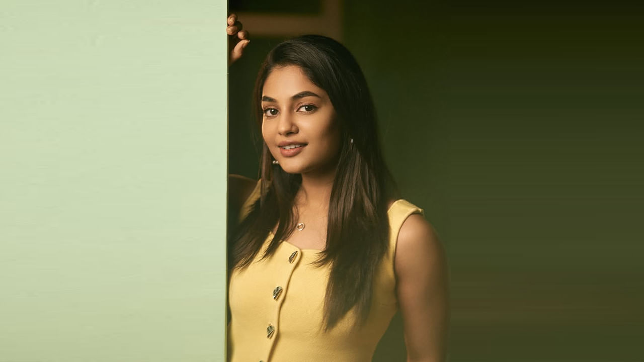 25 ఫిబ్రవరి 2000న కేరళలోని చంగనాచెరిలో ఓ ముస్లిం కుటుంబంలో జన్మించింది అందాల తార ఇవానా. అలీనా షాజీ ఈమె అసలు పేరు. ఈ వయ్యారి తండ్రి పేరు షాజీ చెరియన్. లియో, లయ అనే ఇద్దరు కవల సోదరుడు, సోదరి కూడా ఉన్నారు ఈ ముద్దుగుమ్మకి.