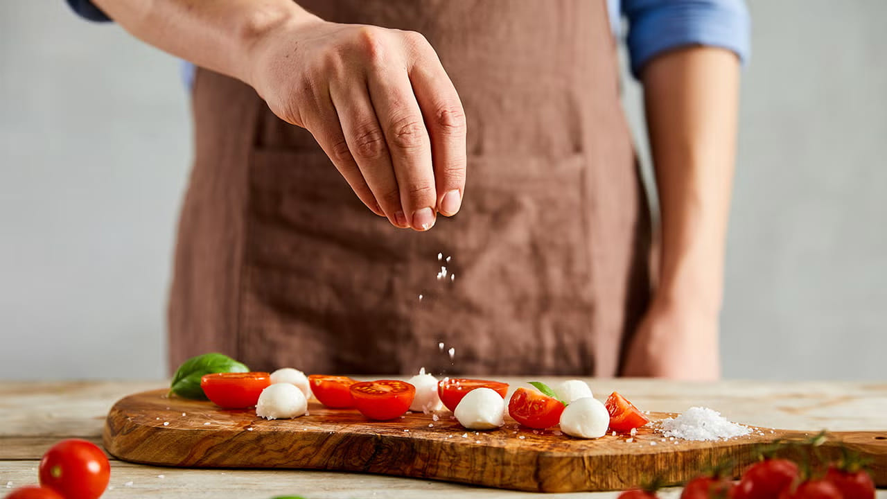 ఉప్పు ఎక్కువ తీసుకోవడం వలన కలిగే అనారోగ్య ప్రయోజనాల గురించి ఢిల్లీలోని ధర్మశాల నారాయణ హాస్పిటల్ సీనియర్ కన్సల్టెంట్ డాక్టర్ కపిల్ కుమార్ కుర్షివాల్ అనేక విషయాలను చెప్పారు. ఒక రోజులో 5 గ్రాముల ఉప్పు మన శరీరంలో 2000 మిల్లీగ్రాముల సోడియంను ఉత్పత్తి చేస్తుందని చెప్పారు. దీంతో ఎక్కువ ఉప్పు తినడం వల్ల శరీరంలో సోడియం పరిమాణం పెరుగుతుందని.. దీనివల్ల రక్తపోటు కూడా పెరుగుతుందన్నారు. 
 