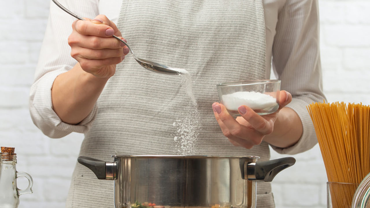 రోజువారీ పరిమితి కంటే ఎక్కువ ఉప్పు తీసుకుంటే.. అది కడుపు, కాలేయం లేదా ఇతర అవయవాల ఆరోగ్యంపై చెడు ప్రభావాన్ని చూపుతుంది. అటువంటి పరిస్థితిలో గుండెల్లో మంట, ఆమ్లత్వం లేదా ఇతర ఆరోగ్య సమస్యలు కలిగి ఎల్లప్పుడూ ఇబ్బంది పడుతూ ఉంటారు. ఈ తప్పు చాలా కాలం పాటు పునరావృతమైతే.. అప్పుడు జీర్ణక్రియపై ప్రభావం చూపిస్తుంది. దీంతో జీర్ణం అవ్వడం లేదని ఫిర్యాదు చేస్తారు.   
