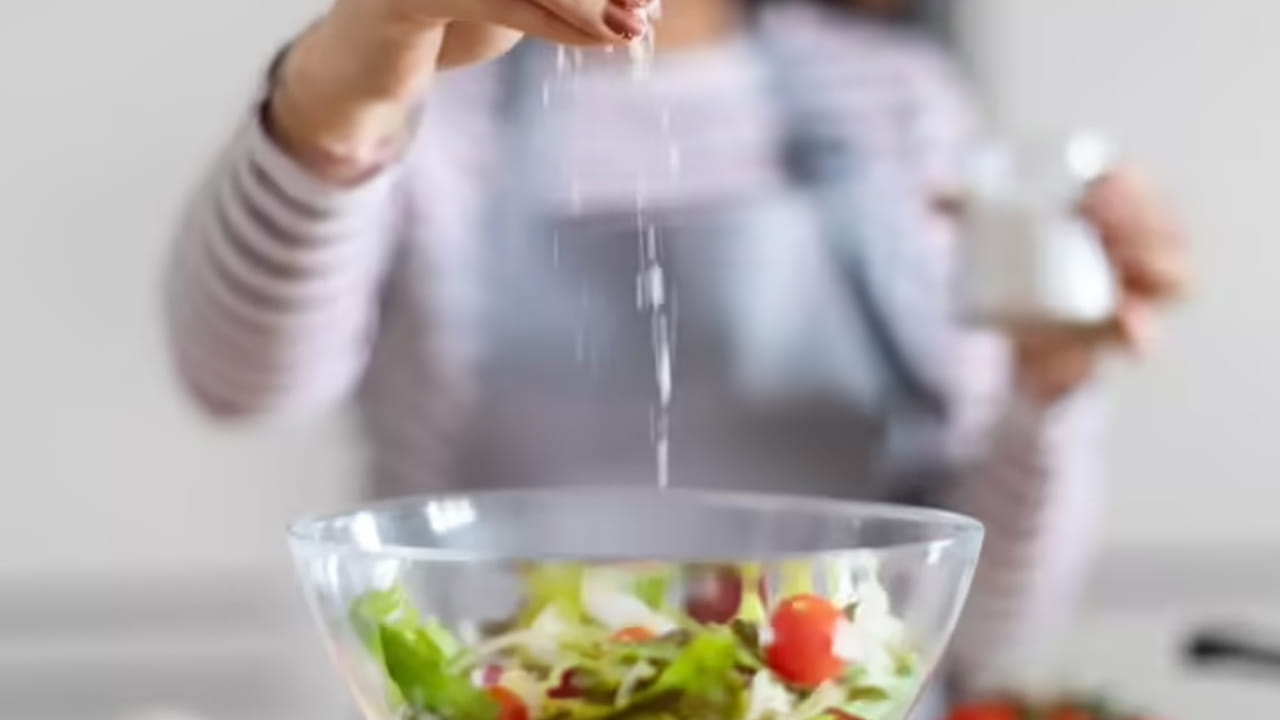 ఎక్కువ ఉప్పు తినడం వల్ల రక్తపోటు పెరుగుతుంది. గుండె సమస్యలు ఉన్నవారు ఎటువంటి పరిస్థితుల్లోనూ తక్కువ ఉప్పు తినాలి. రుచికరం అంటూ ఉప్పుని అధికంగా తీసుకుంటే అప్పుడు గుండె జబ్బుల ప్రమాదాన్ని కూడా పెంచుతుంది.  