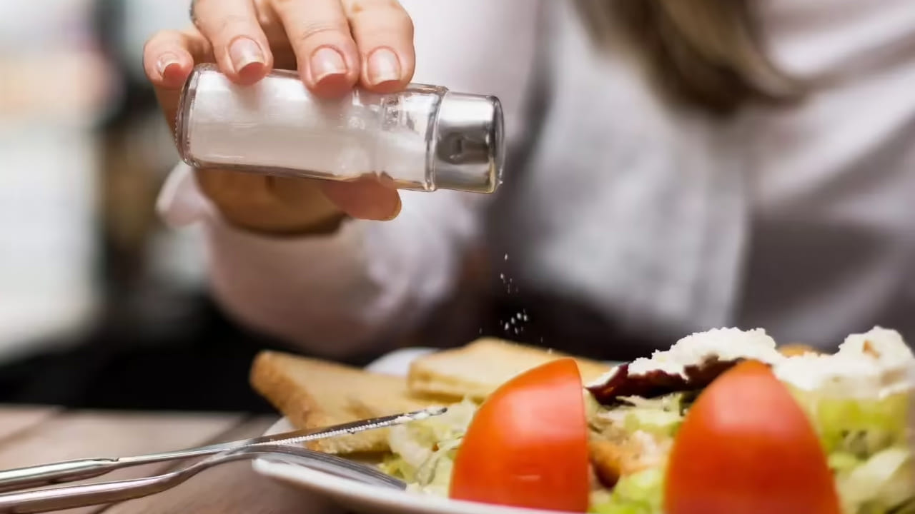 ఎక్కువ ఉప్పు తీసుకోవడం వల్ల ఎముకలకు హానికరం. ఎక్కువ ఉప్పు తినడం వల్ల శరీరంలో కాల్షియం తగ్గుతుంది. దీని కారణంగా ఎముకలు బలహీనంగా మారడం ప్రారంభిస్తాయి.  

