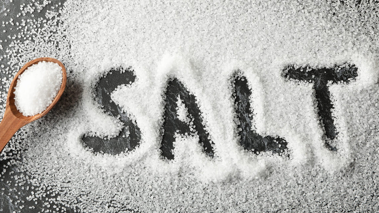 ప్రపంచ ఆరోగ్య సంస్థ (WHO) ప్రకారం.. ఒక వ్యక్తి ఒక రోజులో 5 గ్రాముల (1 టీస్పూన్) కంటే ఎక్కువ ఉప్పు తినకూడదు. అయితే భారతీయులు ఒక రోజులో 10 నుంచి 15 గ్రాముల ఉప్పు తీసుకుంటారు. దీని కారణంగా చాలా మంది అధిక రక్తపోటుతో బాధపడుతున్నారు. 