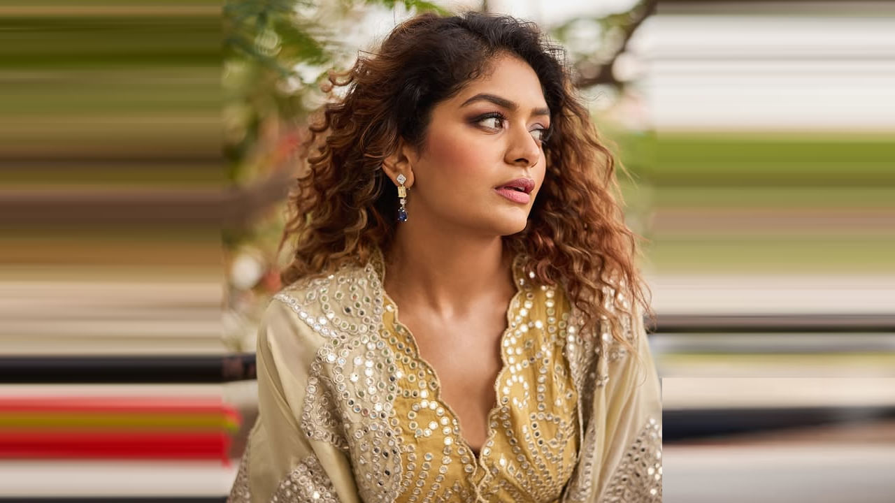 2022లో శివకార్తికేయన్ సరసన తమిళ మసాలా చిత్రం విరుమాన్ సినిమాతో కథానాయకిగా చలనచిత్ర అరంగేట్రం చేసింది. ఈ సినిమాలో ఈ వయ్యారి నటనకి ఉత్తమ తొలి నటిగా SIIMA అవార్డు గెలుచుకుంది. ఇది తెలుగులో మహావీరుడిగా విడుదలైంది.