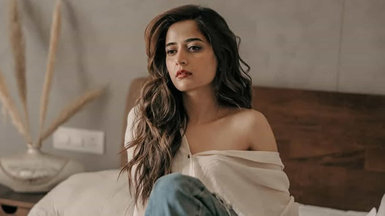దర్శకుడు మహేష్ బాబు క్లీన్ అండ్ క్లియర్ ఫ్రెష్ ఫేస్ బెంగుళూరు పోటీలో ఆమెను చూసి క్రేజీ బాయ్ మూవీలో కథానాయకిగా అవకాశం ఇచ్చారు. SIIMA ద్వారా కథానాయకిగా ఉత్తమ డెబ్యూ యాక్ట్రెస్ అవార్డుకు ఎంపికైంది. తర్వాత కొన్ని చిత్రాల్లో నటించింది.