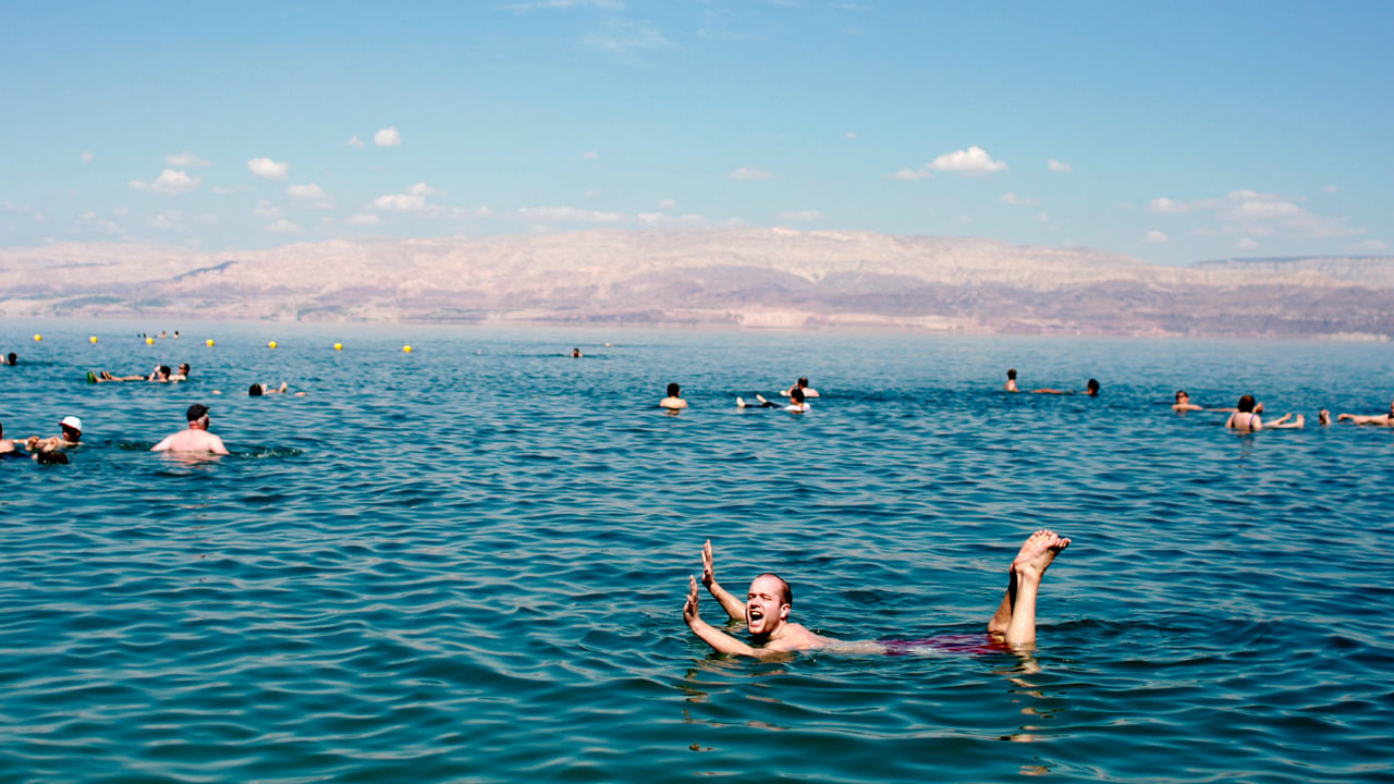 జోర్డాన్, ఇజ్రాయెల్ మధ్య ఉన్న డెడ్ సీ..  ఇది ప్రపంచంలోని అన్ని సముద్రాల కంటే ఎక్కువ ఉప్పగా ఉండే సముద్రం.  ఈ సముద్రంలోని నీరు అత్యంత ఉప్పుగా ఉండడంతో ఇతర సాలమండర్ల కంటే 6 నుండి 7 రెట్లు ఎక్కువ ఉప్పు  లభిస్తుంది.