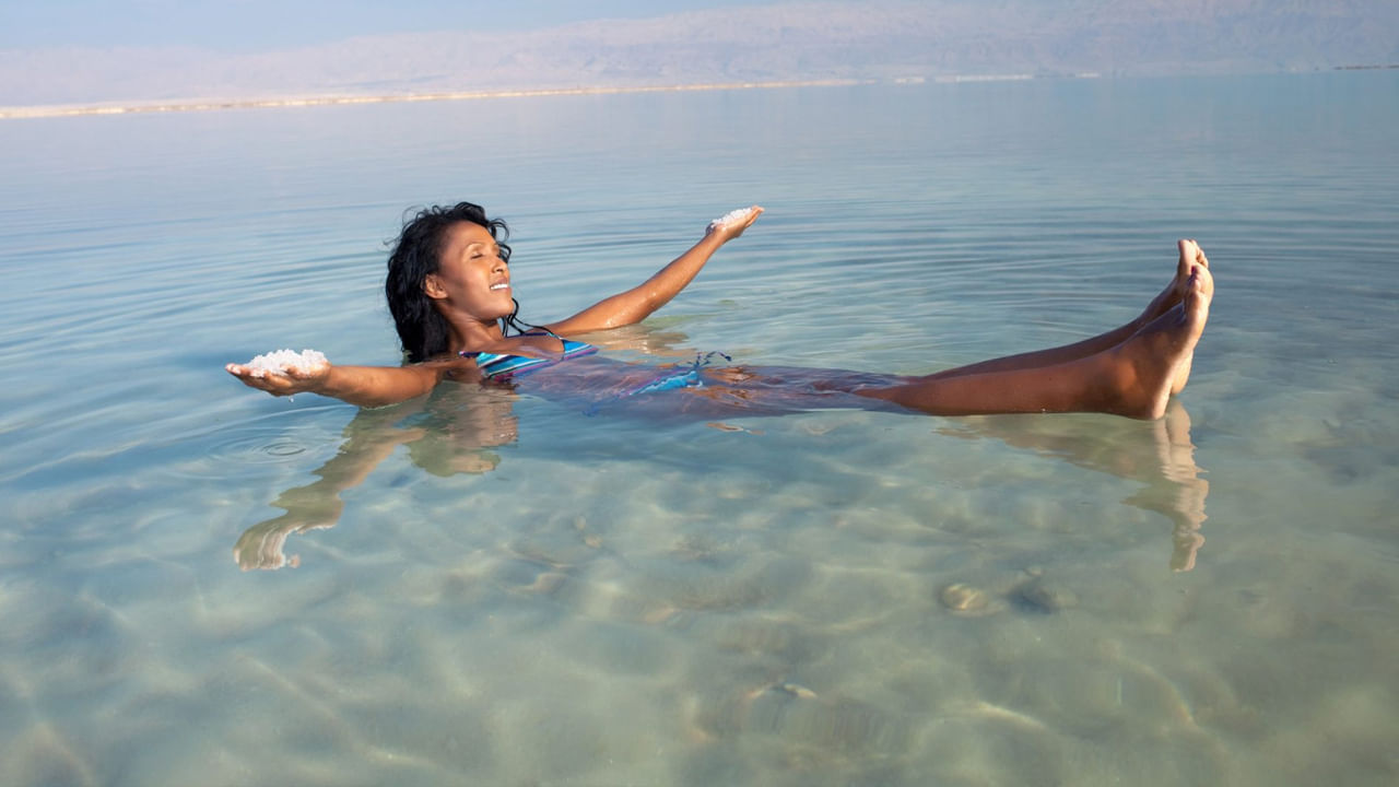 నీటిలో ఉప్పు ఎక్కువగా ఉండటంతో ఇక్కడ ఎవరూ మునిగిపోరు. దీంట్లో నీటి ప్రవాహం దిగువ నుండి పైకి ఉంటుంది. కనుక మీరు నేరుగా పడుకుని ఈ సముద్రంలో మునిగిపోలేరు. దీనితో ఈ సముద్ర తీరం ఎల్లప్పుడూ పర్యాటకుల సందడి నెలకొని ఉంటుంది.