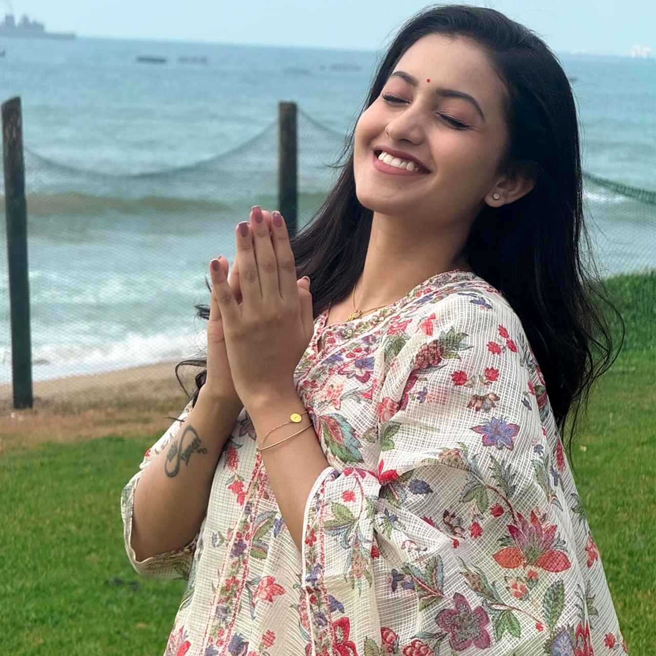 టిక్ టాక్ ద్వారా ఎంతో మంది తమ ట్యాలెంట్ ను ప్రపంచానికి చాటుకున్నారు. ఈ వీడియోల ద్వారానే టిక్ టాక్ దుర్గారావు వంటి వారు ప్రాచుర్యంలోకి వచ్చారు. కొందరు టీవీ షోల్లోకి కూడా అడుగు పెట్టారు. మరికొందరు ఇప్పుడు సినిమాలతో బిజీగా ఉంటున్నారు. వారిలో దీపికా పిల్లి ఒకరు. 