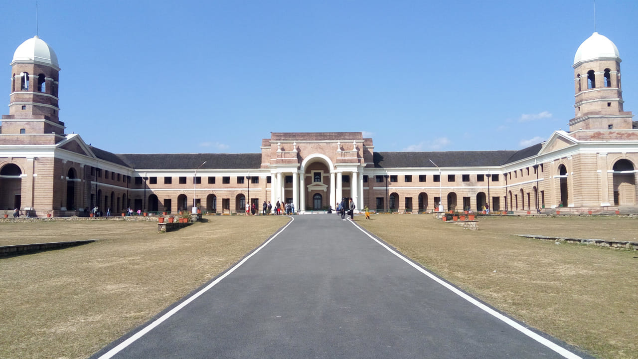 ఉత్తరప్రదేశ్, హిమాచల్ సరిహద్దులకు సమీపంలో మైదానాలకు ఆనుకుని ఉన్న వ్యూహాత్మక స్థానం కారణంగా రైలు, రోడ్డు, వాయు మార్గాల ద్వారా బాగా అనుసంధానించబడి ఉంది. డెహ్రాడూన్ పర్యాటకం సులభ ప్రాప్యతతో అభివృద్ధి చెందుతుంది. విమానంలో అయితే  జాలీ గ్రాంట్ విమానాశ్రయం నుంచి ఎయిర్ ఇండియా, ఇండిగో, గోఫస్ట్, విస్తారా ద్వారా ఇక్కడికి చేరుకోవచ్చు.  శతాబ్దిలు, ఢిల్లీ-డెహ్రాడూన్ మార్గాన్ని కవర్ చేసే ఇతర మెయిల్ ఎక్స్‌ప్రెస్ రైళ్లు ద్వారా కూడా వెళ్ళవచ్చు. రోడ్ మార్గం విషయానికి వస్తే.. ముఖ్యంగా ఢిల్లీ నుంచి రాష్ట్ర బస్సులు, ప్రైవేట్ డీలక్స్ కోచ్‌లు అందుబాటులో ఉన్నాయి. రద్దీ సమయాల్లో ఓలా, ఉబర్ వంటి యాప్ ఆధారిత క్యాబ్‌లు ఇంట్రా-సిటీ ప్రయాణానికి ఉపయోగపడతాయి.