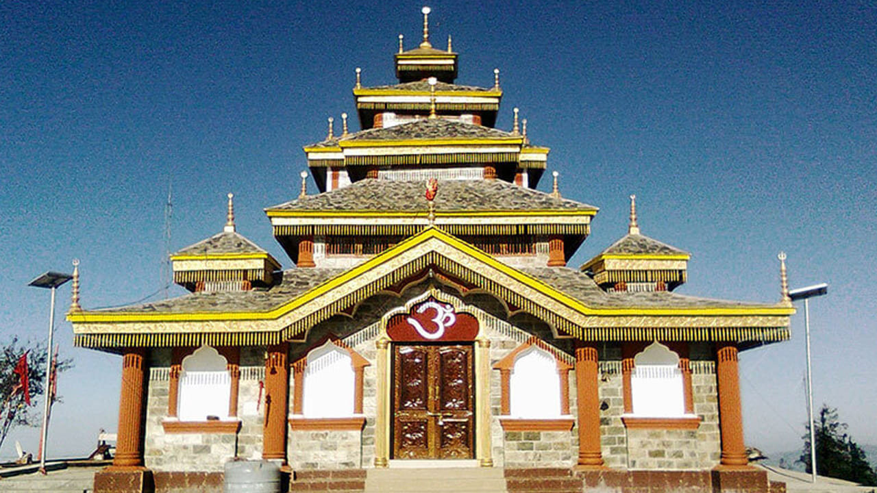 డెహ్రాడూన్ ప్రశాంతమైన నిర్మాణ వైభవం కలిగిన దేవాలయాలకు అతీతంగా, హిమాలయ పర్వతాల మధ్య ఉన్న ఆశ్రమాలలో ఆయుర్వేదం నుంచి యోగా వేదాంత అధ్యయనాల వరకు పురాతన ఆరోగ్య జ్ఞానాన్ని సమర్థిస్తుంది. ఇక్కడి పచ్చని అభయారణ్యాలు అకసిస్తాయి. స్థానిక హిమాలయ మూలికలను ఉపయోగించి పునరుజ్జీవన ఆయుర్వేద చికిత్సలు,  శక్తి ప్రవాహాన్ని సమన్వయం చేయడం, ఉద్దేశ్యాన్ని తిరిగి అమర్చడంపై యోగా వర్క్‌షాప్‌లు, శాంతియుత ప్రాంతాలకు రవాణా చేసే చాయ్, సూర్యాస్తమయాలతో సితార్ పఠనాలు, సిక్కు లాంగర్‌లలో స్వచ్ఛంద కర్మ పని సమాజ భావాన్ని అందిస్తుంది.