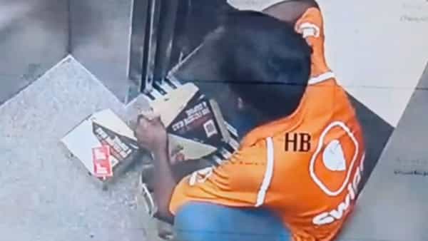 Viral Video: కస్టమర్ కి ఆర్డర్ డెలివరీ చేయమంటే.. సగం ఫుడ్ తినేసిండు..!