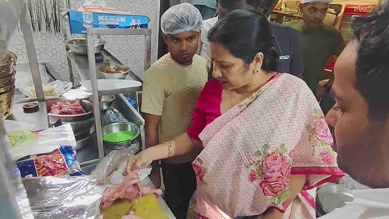 కుళ్లిపోయిన చికెన్‌తో బిర్యాని..! తార్నాక చౌరస్తాలో GHMC డిప్యూటీ మేయర్ ఆకస్మిక తనిఖీలు