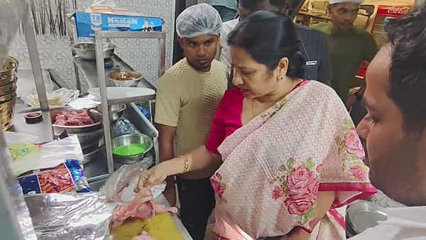 కుళ్లిపోయిన చికెన్తో బిర్యాని..! తార్నాక చౌరస్తాలో GHMC డిప్యూటీ మేయర్ ఆకస్మిక తనిఖీలు