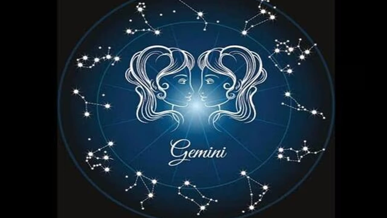 మిథున రాశి : ధన శక్తి రాజయోగం వలన మిథున రాశి వారి జీవితాల్లో కొత్త వెలుగు తీసుకొస్తుంది. విద్యార్థులకు చాలా అద్భుతంగా ఉంటుంది. నచ్చిన కాలేజీల్లో సీటు సంపాదించే అవకాశం ఉంది. ఆర్థికంగా కలిసి వస్తుంది. ఆదాయమార్గాలు పుట్టుకొస్తాయి. అంతే కాకుండా రానీ బాకీలు వసూలు అవుతాయి. కుటుంబంతో ఆనందంగా గడుపుతారు. ఉద్యోగం కోసం ఎవరైతే ఎదురు చూస్తున్నారో వారు త్వరలో జాబ్ కొట్టే ఛాన్స్ ఉంది. ప్రయాణాలు లాభసాటిగా ఉంటాయి.