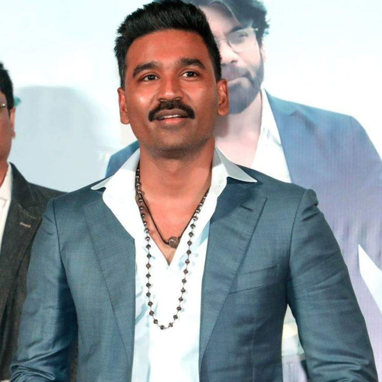 కుబేర ప్రీ రిలీజ్ వేడుకకు డైరెక్టర్ రాజమౌళి ముఖ్య అతిథిగా హాజరయ్యారు. ఈ సందర్భంగా యాంకర్ సుమ ఆయనతోపాటు డైరెక్టర్ శేఖర్ కమ్ముల రష్మిక మందన్నాతోపాటు ధనుష్ తో చిట్ చాట్ నిర్వహించారు. ఈ సందర్భంగా హీరో ధనుష్ మాట్లాడుతూ మనసులోని మాటలు బయటపెట్టారు. 