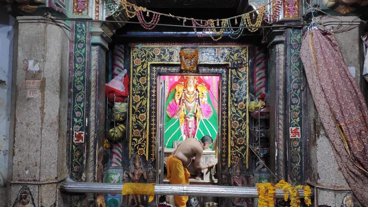 డిగ్గీ కళ్యాంజీ దేవాలయం: 5600 సంవత్సరాల నాటి ఈ ఆలయం పురాతనమైన, క్రియాత్మకమైన హిందూ దేవాలయాలలో ఒకటి. విష్ణువు శ్రీ కళ్యాణజీ అవతారంలో ఇక్కడ కొలువై ఉన్నారు. వారి కష్టాల నుండి విముక్తి కోసం దేశం నలుమూలల నుండి ప్రజలు ఇక్కడకు వస్తారు. టోంక్ నుండి దాదాపు 60 కిలోమీటర్ల దూరంలో ఉన్న ఈ ఆలయం పురాతన కాలం నాటి నైపుణ్యానికి నిదర్శనం. ఆలయం శిఖరం 16 స్తంభాలతో నిలబడి అద్భుతమైన దృశ్యాన్ని అందిస్తుంది.