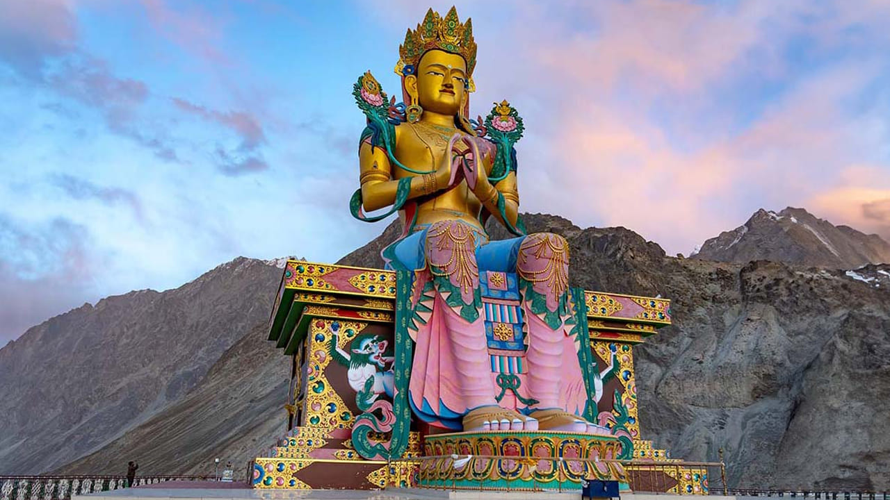 డిస్కిట్, లడఖ్: లడఖ్‌లోని నుబ్రా లోయలో డిస్కిట్ అతిపెద్ద గ్రామం. లోయను చూస్తూ మైత్రేయ బుద్ధుని భారీ విగ్రహం ఉన్న ఐకానిక్ డిస్కిట్ మొనాస్టరీకి ప్రసిద్ధి చెందింది. లడఖ్ పచ్చని అందాన్ని అనుభవించడానికి డిస్కిట్ సరైన ప్రదేశం. బంజరు ప్రకృతి దృశ్యాలు, చల్లని ఎడారి, సుందర దృశ్యాలు చూడవచ్చు. ష్యోక్ నది దాని ప్రత్యేక ఆకర్షణ. తెల్లటి ఇసుక దిబ్బలు, డబుల్ హంప్డ్ ఒంటెలకు ప్రసిద్ధి చెందిన సమీపంలోని హండర్ గ్రామాన్ని కూడా మీరు అన్వేషించవచ్చు.