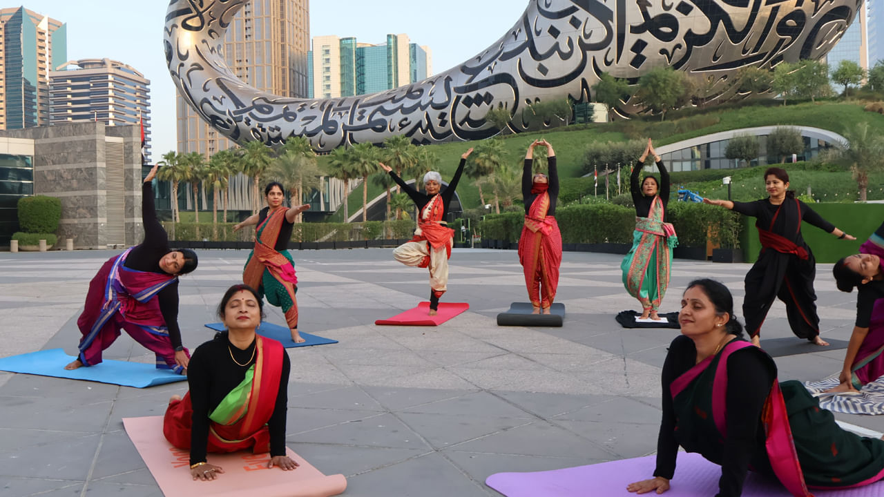 ఒత్తిడి ఇప్పుడు కొత్త విషయం కాదు. ఇది మన దినచర్యలో ఒక భాగంగా మారింది. మానసిక ఒత్తిడి తగ్గకపోతే సమస్య పెరుగుతుంది.  నిరాశ రూపంలోకి మారుతుంది. దీని నుంచి బయటపడటానికి, మందులు తీసుకునే బదులు.. యోగా సహాయం తీసుకోవచ్చు. గత కొన్ని సంవత్సరాల్లో కోట్లాది మంది యోగా చేయడం ద్వారా రెట్టింపు ఆరోగ్య ప్రయోజనాలను పొందారు. ఇది సహజంగా ఒత్తిడిని తగ్గించడం ద్వారా ఆరోగ్యకరమైన జీవితాన్ని గడపడానికి సహాయపడుతుంది. కనుక ఒత్తిడిని తగ్గించగల యోగాసనాల గురించి నిపుణుల అభిప్రాయం తెలుసుకుందాం.. 
