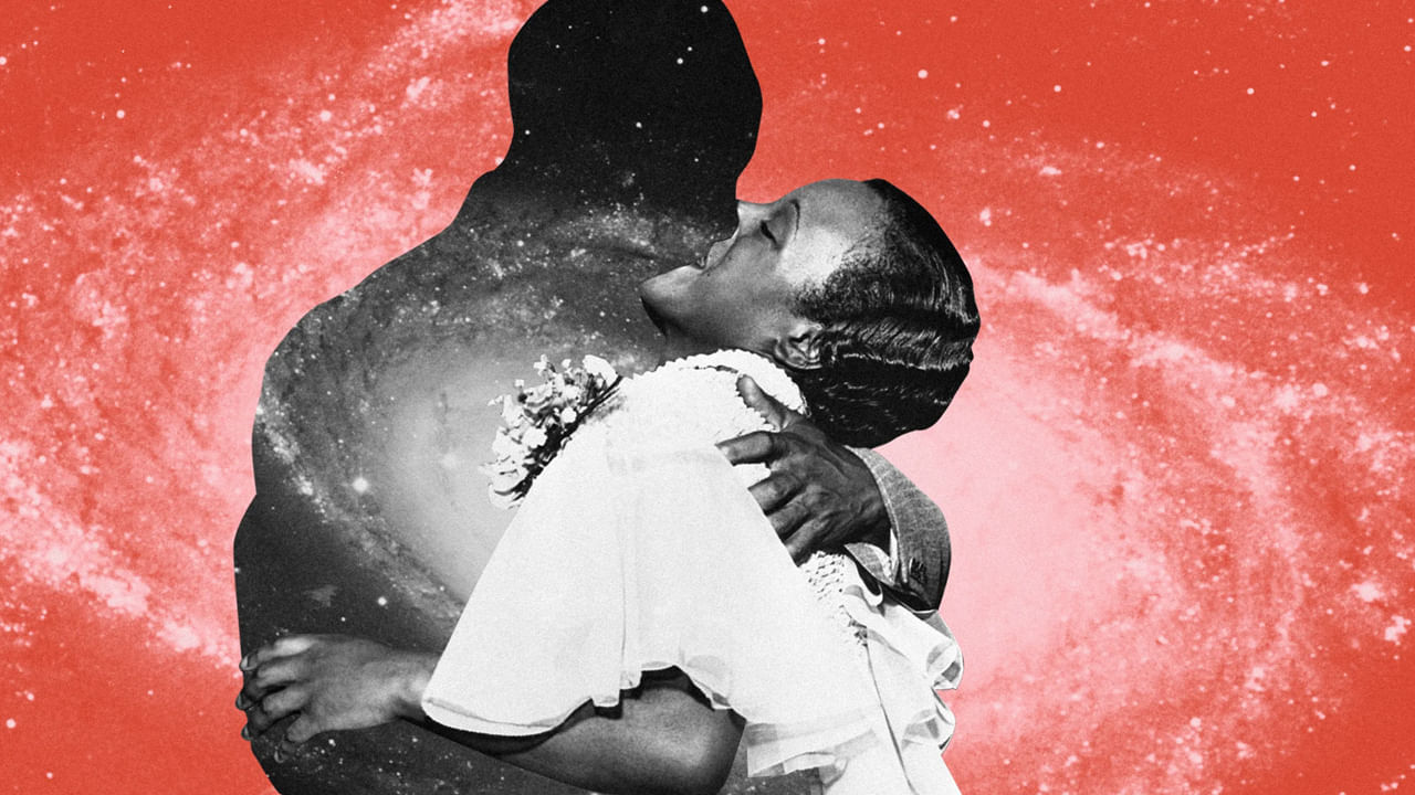 అదే విధంగా మీ కలలో ఎవరైనా ప్రపోజ్ చేస్తున్నట్లు కనిపిస్తే దాని అర్థం మీకు త్వరలో పెళ్లికాబోతుందంట. అంతే కాకుండా, మీరు కొత్త బంధంలోకి అడుగు పెట్టబోతున్నారని, మీ జీవితంలో మరో వ్యక్తితో ముడిపడటానికి సమయం ఆసన్నం అయ్యింది అనే అర్థం వస్తుందంట. అంతే కాకుండా మీరు మరో వ్యక్తితో జీవితం పంచుకోవడానికి రెడీగా ఉన్నారనే అర్థం కూడా వస్తుందంటున్నారు స్వప్నశాస్త్ర నిపుణులు.