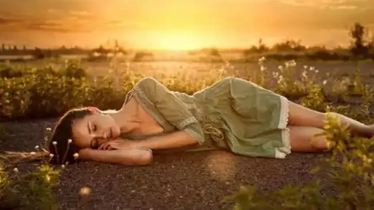 కానీ కొన్ని సార్లు కలలు మనల్ని, భవిష్యత్తు పరంగ అప్రమత్తం చేసే ఛాన్స్ ఉన్నదంటున్నారు నిపుణులు. కొన్ని సార్లు మన భవిష్యత్తు గురించి మనం మన కల ద్వారా కొన్ని విషయాలు తెలుసుకోవచ్చునంట. అలానే కలలో లవర్ని చూడటం కూడా కొంత వరకు అది కూడా ఒక రకమైన సూచననే అంటున్నారు పండితులు. అయితే ఇది మనకు ఏరకం సూచన ఇస్తుందో ఇప్పుడు చూద్దాం.