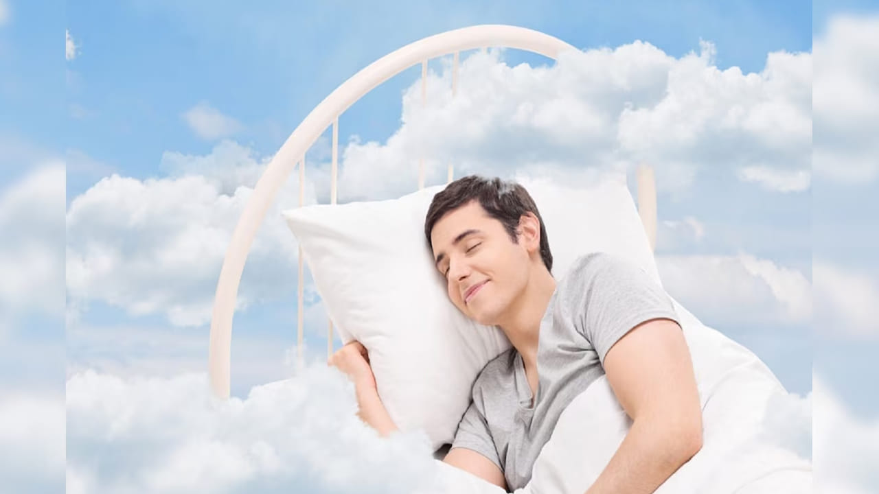 ఇక కలలు రావడం అనేది కామన్. కానీ ఒక్కో కల ఒక్కో రకమైన సూచనలిస్తుందంట. అయితే కలలు అనేవి కొన్ని సార్లు మనం మన మనసులో ఉండే భావాలు లేదా మన అనుభవాలతో కూడా ముడిపడి ఉంటాయి. కొన్నిసార్లు మనలో ఉండే ఆలోచనలు, లేదా కోరికలు మనకు కలల రూపంలో వస్తుంటాయి. ఇంకొంత మందికి ఉదయం చేసిన పనులు రాత్రి కలలో కనిపిస్తుంటాయి.