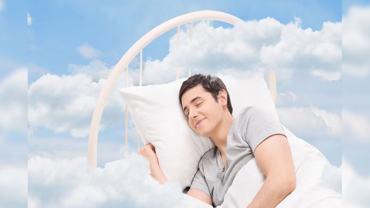 ఇక కలలు రావడం అనేది కామన్. కానీ ఒక్కో కల ఒక్కో రకమైన సూచనలిస్తుందంట. అయితే కలలు అనేవి కొన్ని సార్లు మనం మన మనసులో ఉండే భావాలు లేదా మన అనుభవాలతో కూడా ముడిపడి ఉంటాయి. కొన్నిసార్లు మనలో ఉండే ఆలోచనలు, లేదా కోరికలు మనకు కలల రూపంలో వస్తుంటాయి. ఇంకొంత మందికి ఉదయం చేసిన పనులు రాత్రి కలలో కనిపిస్తుంటాయి.