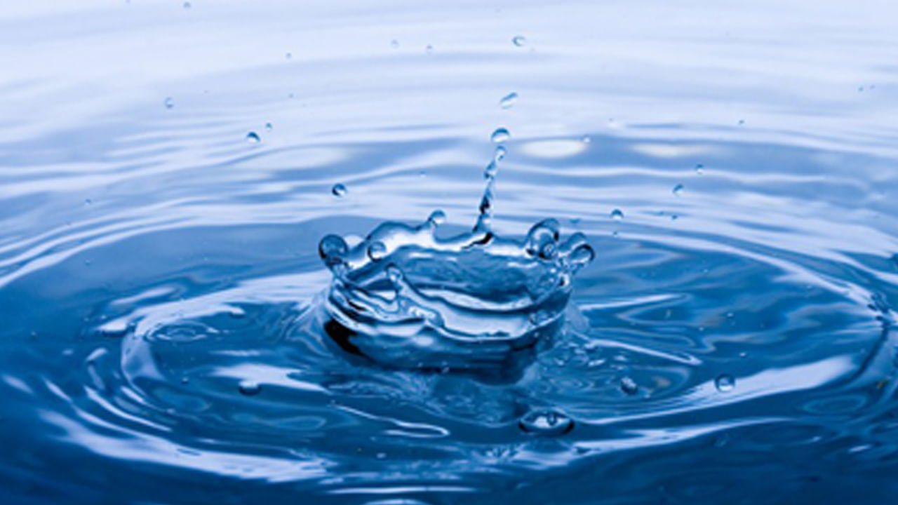 చాలా వరకు ప్రతి ఒక్కరికీ ఏదో ఒక విధమైన కల వస్తూనే ఉంటుంది. కానీ ఒకొక్కరి కలలు ఒక్కో విధంగా ఉంటాయి. అయితే కొంత మందికి పూర్వీకులు, చెట్లు, తమ స్నేహితులు కనిపిస్తే మరికొందరికి నీరు, కొండలు లాంటివి కనిపిస్తాయి. అయితే కలలో నీరు కనిపిస్తే మంచిదేనా అనే అనుమానం చాలా మందిలో ఉంటుంది. కాగా, దాని గురించే తెలుసుకుందాం. కలలో నీరు కనిపించడం మంచిదేనంట. దీని వలన మీరు త్వరలోనే సమస్యల నుంచి బయటపడబోతున్నారని అర్థం అంటున్నారు స్వప్నశాస్త్ర నిపుణులు.