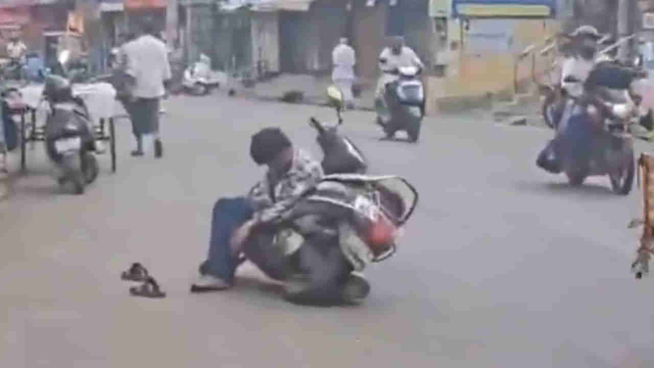 Viral Video: నన్ను ఎవడు ఆపేది.. న‌డిరోడ్డుపై రెస్ట్ తీసుకుంటున్న మందుబాబు !